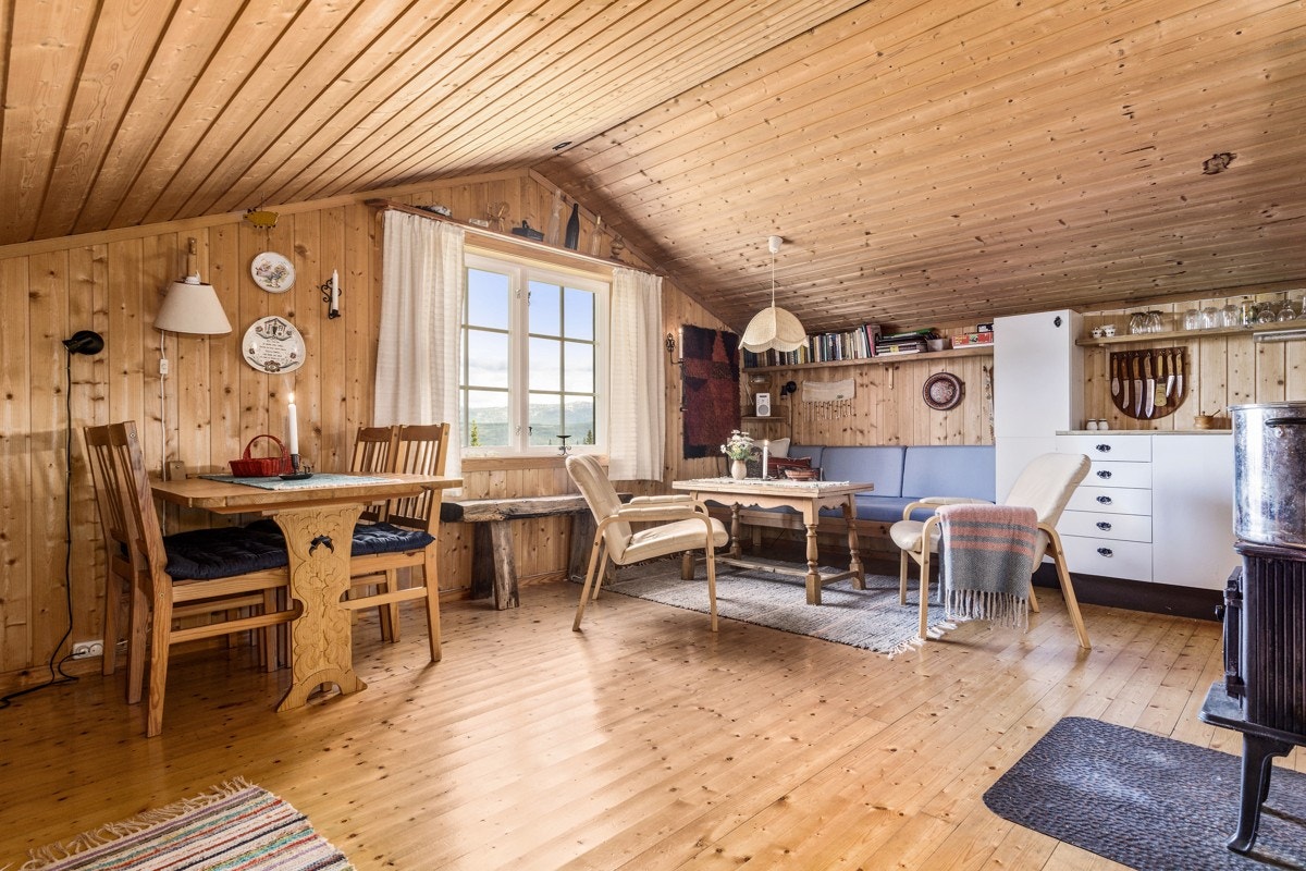Det er innredet oppholdsrom på i låven på setra Galleribilde