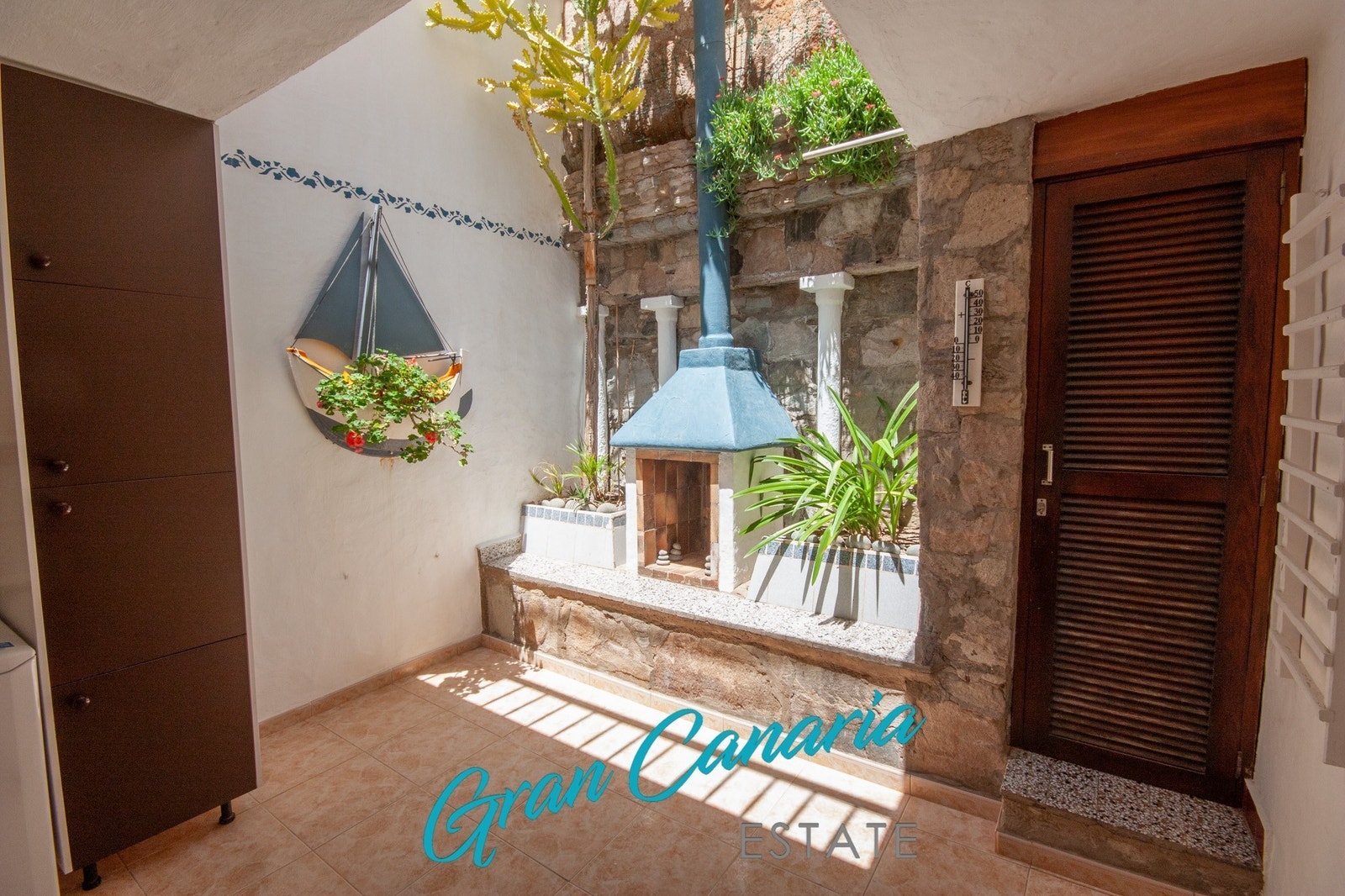 Privat bakgård med peis/grill, utekjøkken, toalett og bod Galleribilde