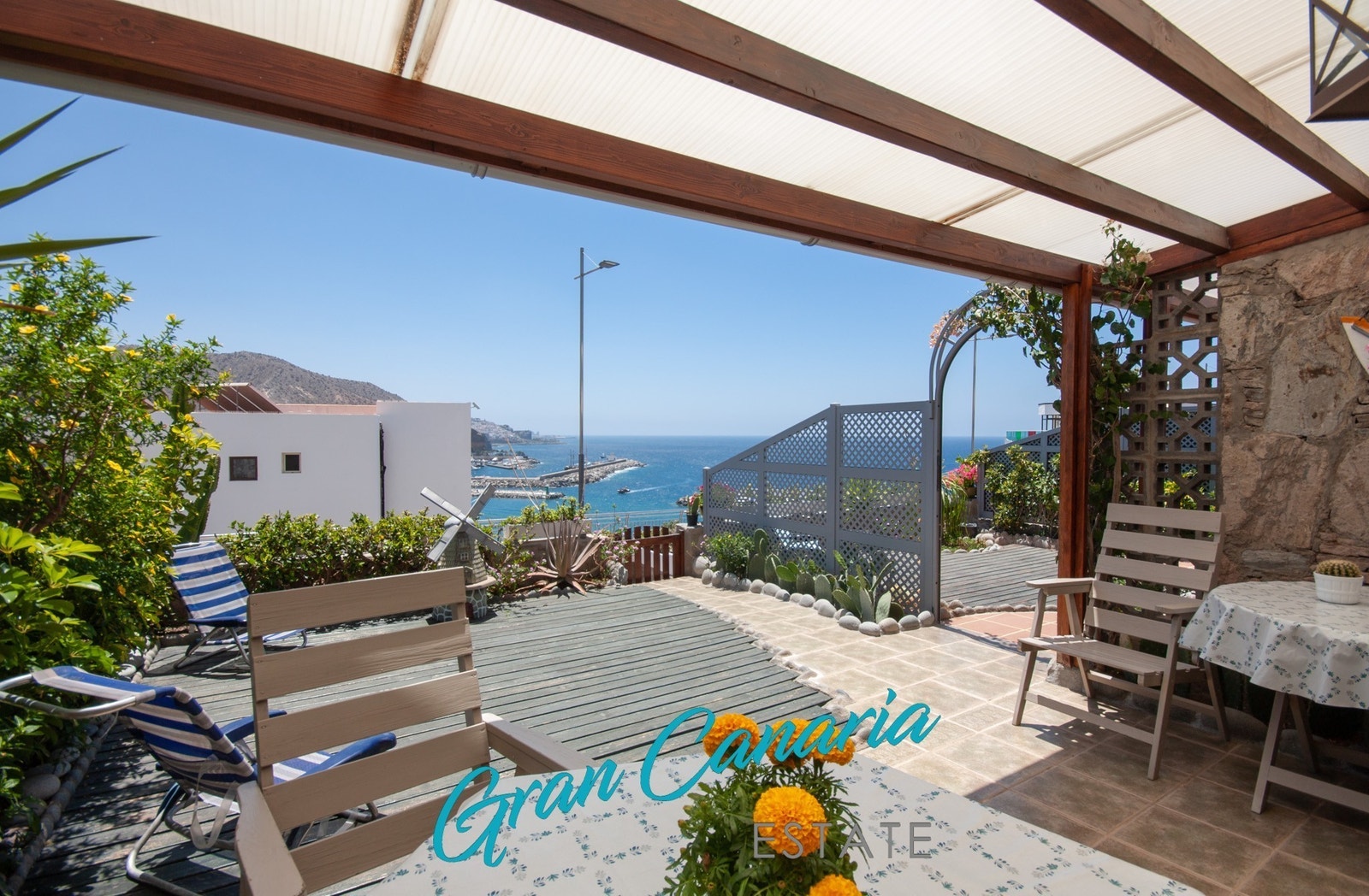 Rekkehuset ved siden av eies også av selger, som forklarer den åpne porten mellom eiendommene. Denne lukkes av ved salg. Galleribilde