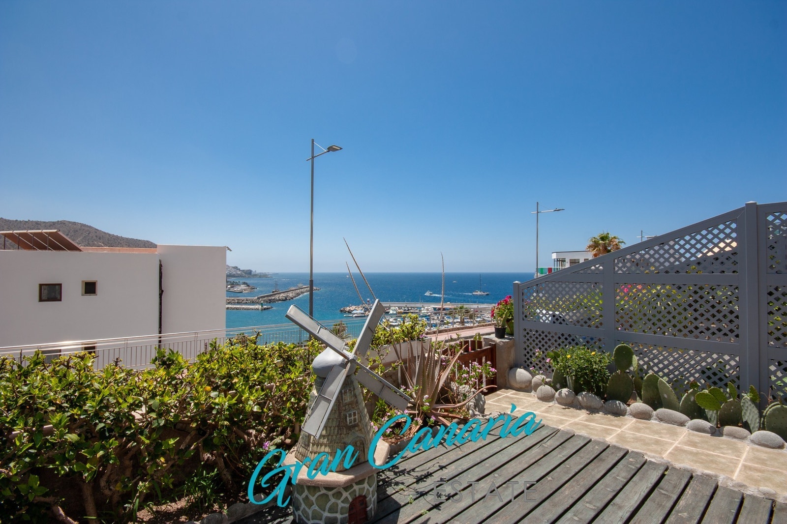 Fin utsikt til hav og marina Galleribilde