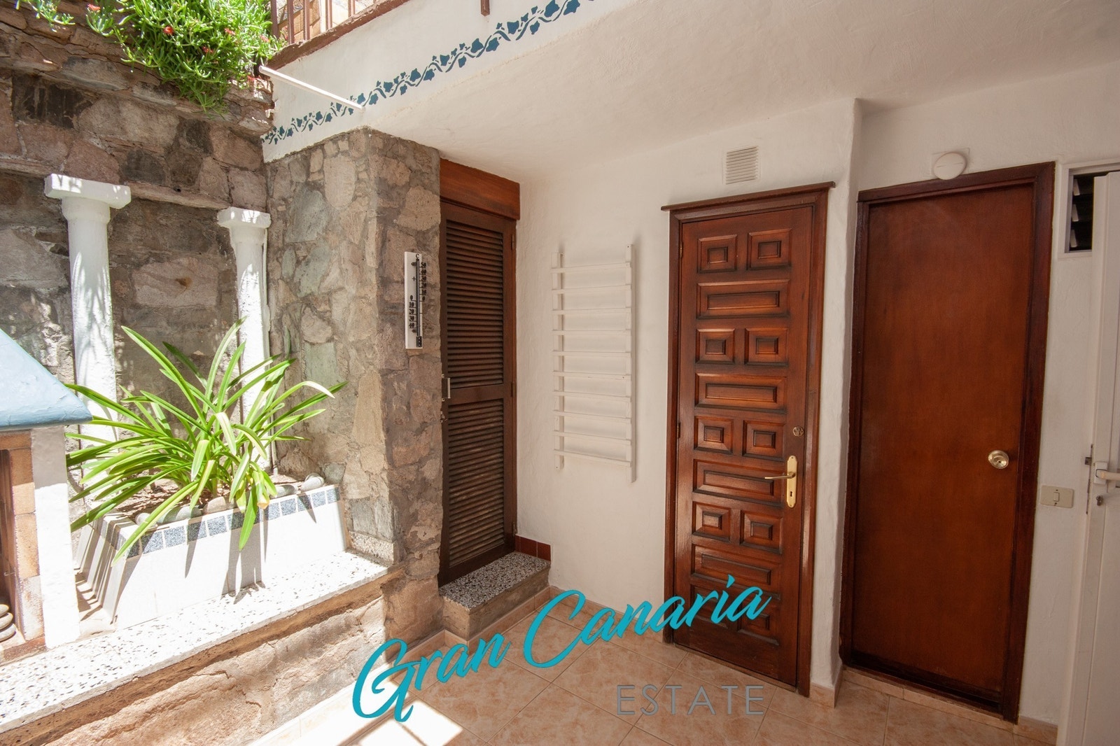 Fra venstre: Dør til bod, trapp ned til egen garasje, dør til toalett Galleribilde