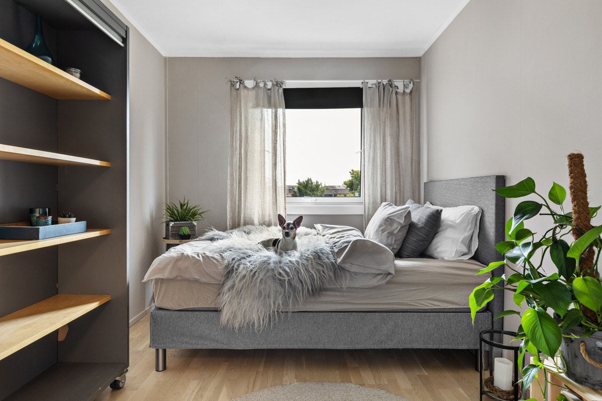 Soverom med god plass til dobbeltseng, garderobe og evt leksepult Galleribilde