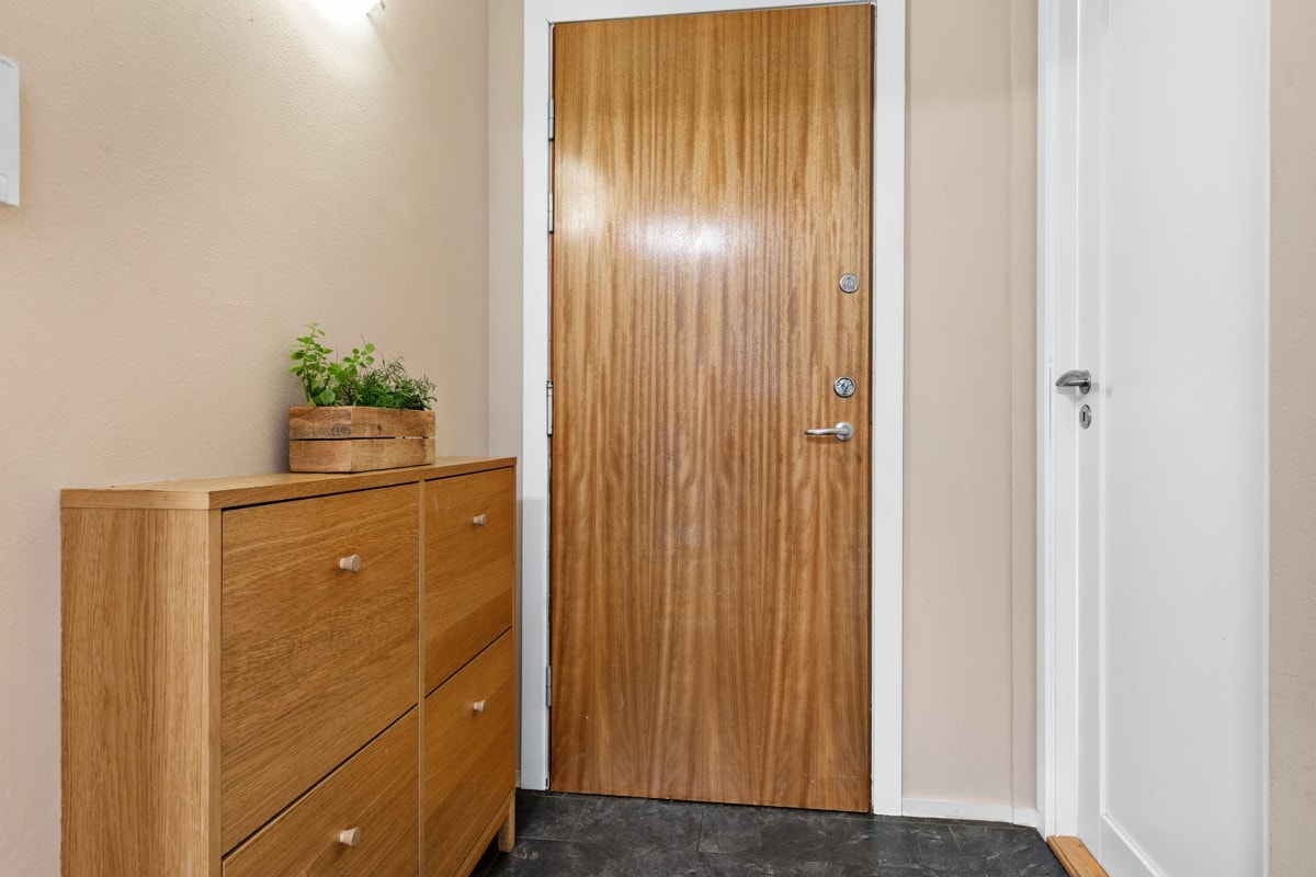 Velkommen inn! Entréen har plass til skoskap. Galleribilde