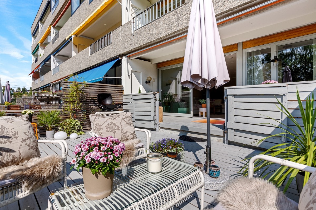 Uteplassen gir deg god plass til flere møbleringssoner og sol fra formiddag til kveld. Galleribilde