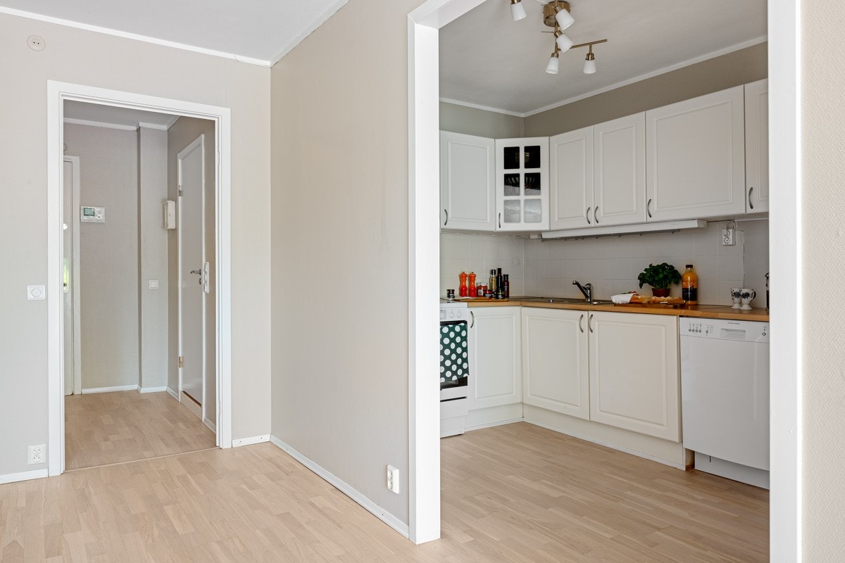 Delvis åpen kjøkkenløsning mot stuen. Galleribilde