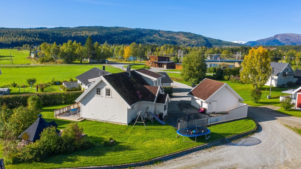 Boligen er innholdsrik og har en solrik og flott arrondert tomt. Galleribilde