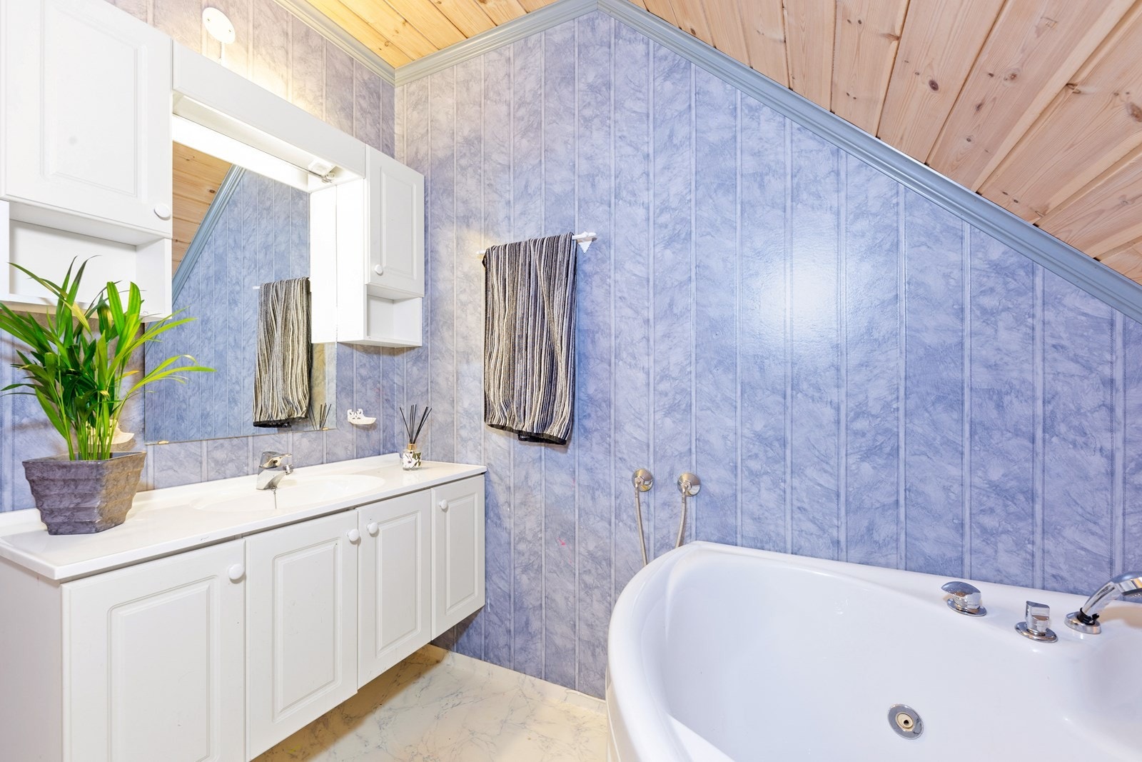 På badet i andre etasje er det gulvbelegg, våtromstapet og boblebadekar. Innredningen har profilfronter. Galleribilde