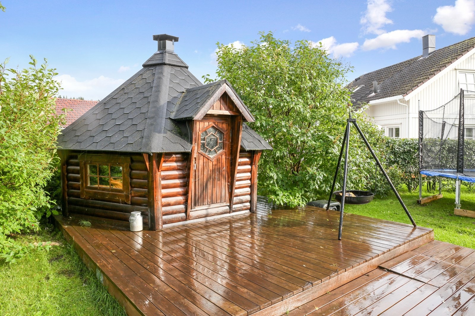 I hagen er det en koselig, laftet grillhytte på 9 kvm med tilliggende markterrasse. Galleribilde