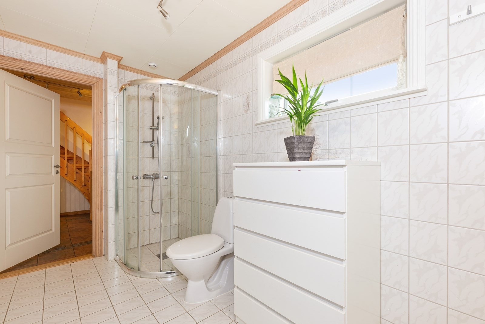 Boligen har to bad, ett i hver etasje. Badet i første etasje har lyse overflater. Galleribilde