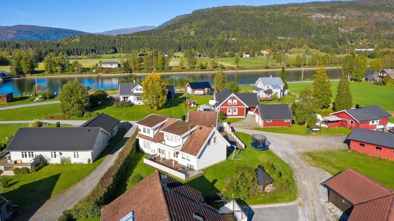 Rett ved boligen finner man et stort tilbud av fiske og friluftsmuligheter, nærmest uten sidestykke andre plasser i Rana. Galleribilde