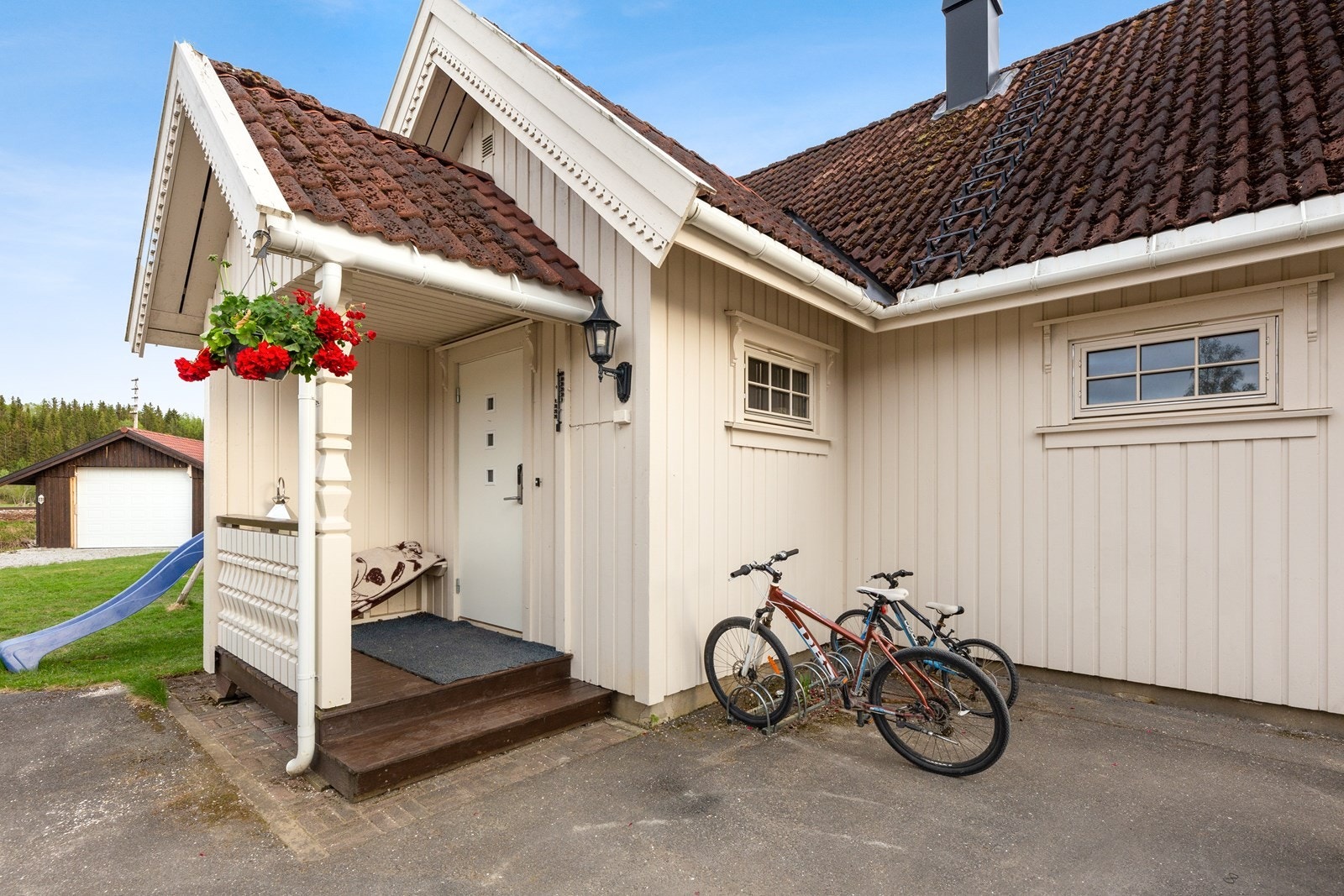 Pent overbygd inngangsparti. Galleribilde