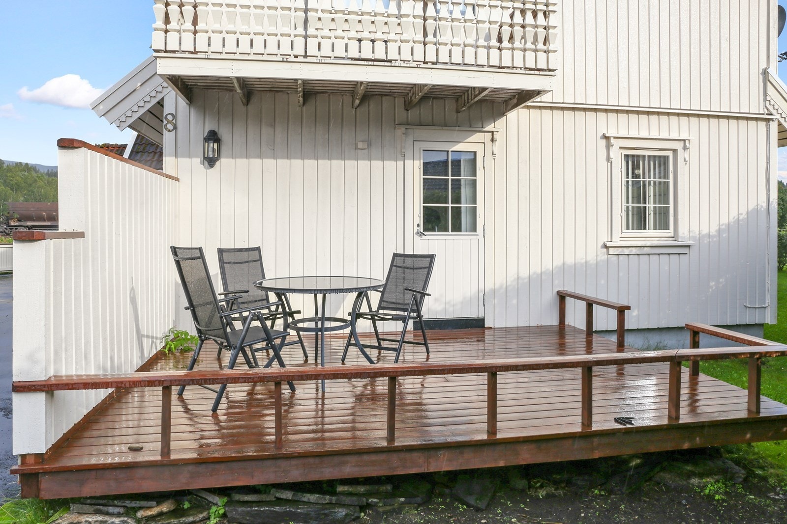 Fra tv-stuen er det terrasse med levegg og overbygg av balkong. Galleribilde