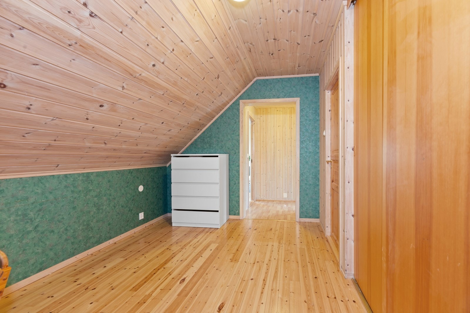 En liten loftstue passer perfekt som kontor. Rommet har skyvedørsgarderobe og er tilknyttet bod. Galleribilde