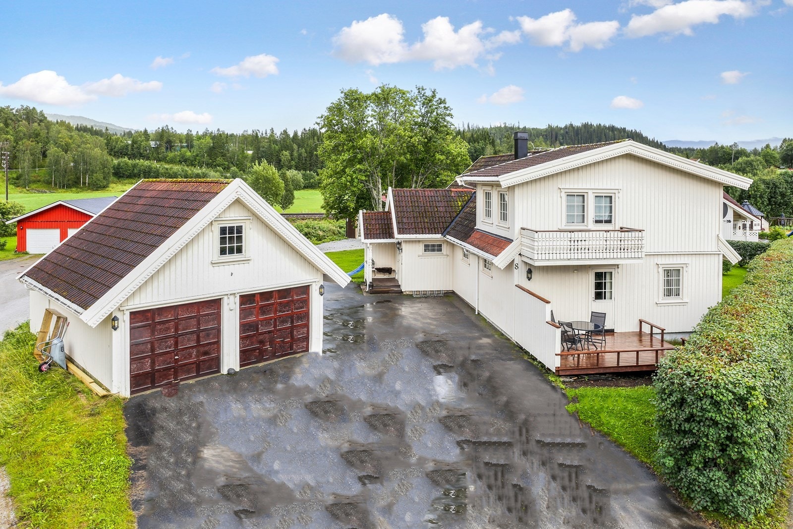 Det er parkering i dobbelgarasje. Garasjen har ekstra plass på loft. Galleribilde