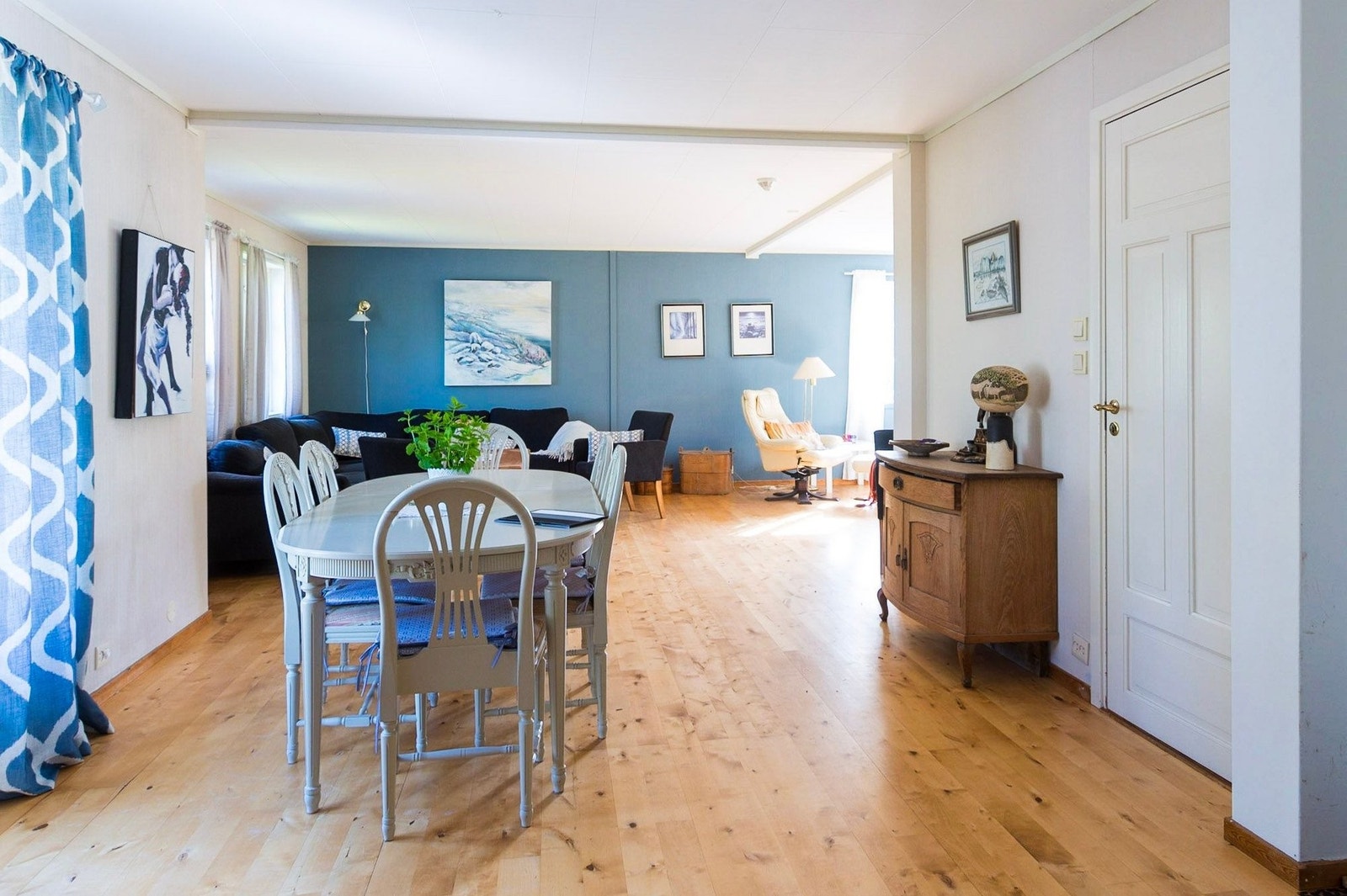 Romslig stue med plass til spisestue, salong og tv-krok. Galleribilde