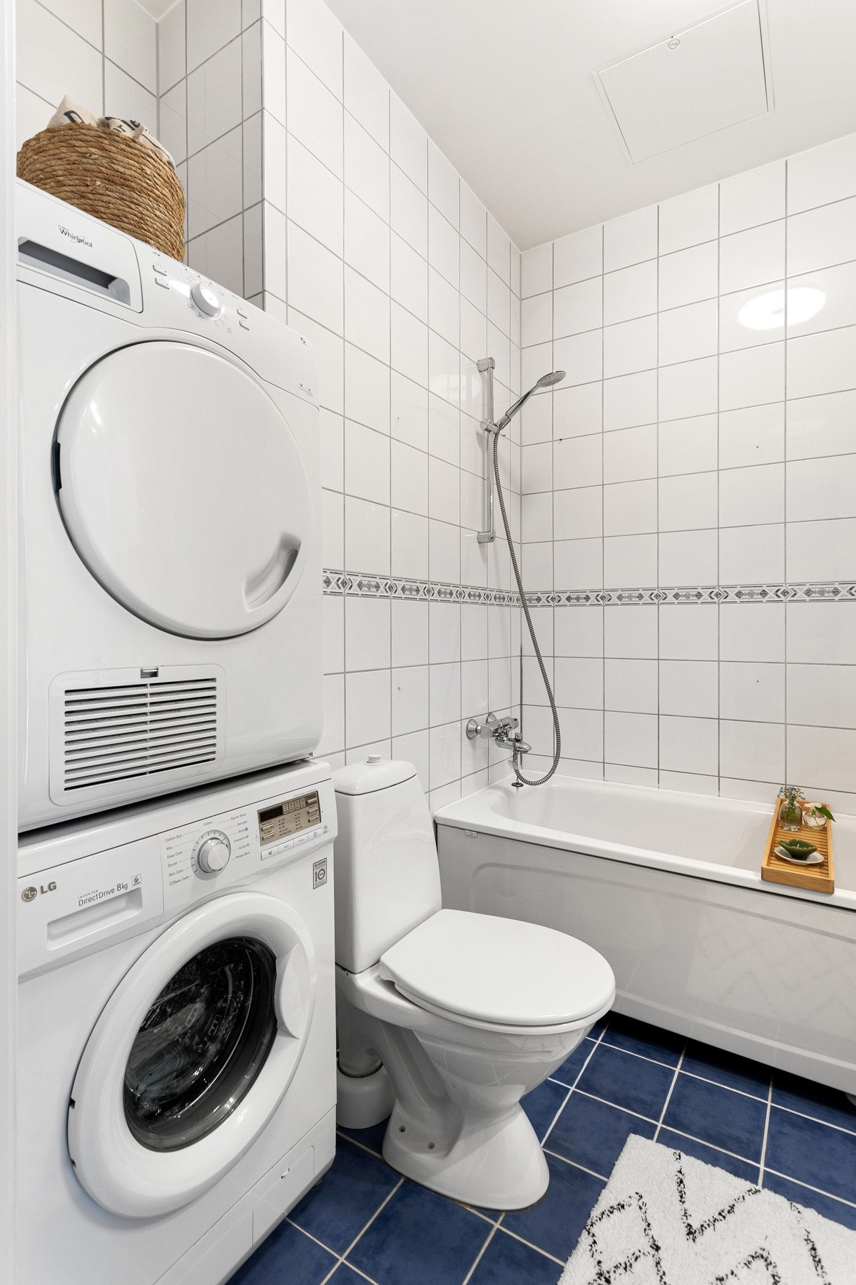 Baderommet er også utstyrt med badekar og gulvmontert toalett. Plass og opplegg for både vaskemaskin og tørketrommel. Mekanisk avtrekksventil i himling. Galleribilde