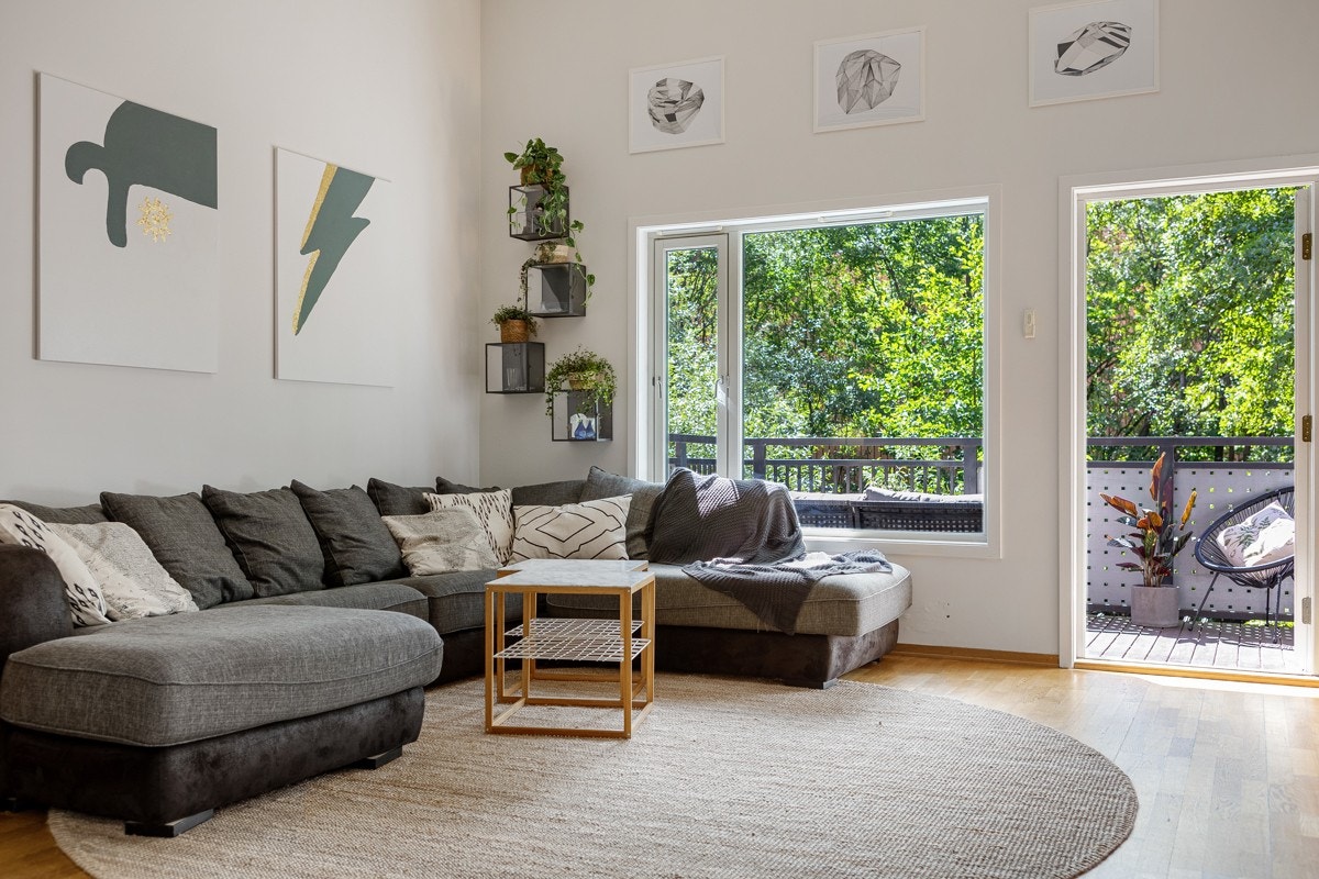Den store vindusflaten slipper inn rikelig med naturlig lys, samtidig som det ikke er noe innsyn. Galleribilde
