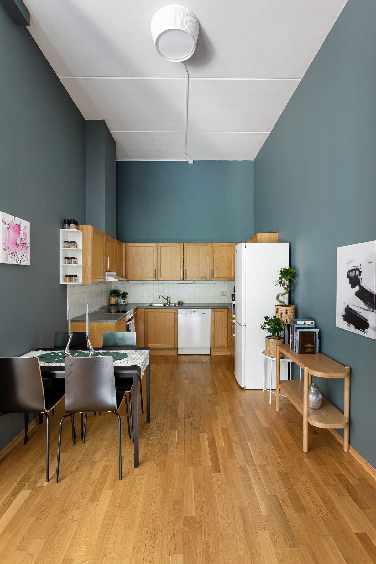 Kjøkkeninnredning fra Norema med heltre profilerte fronter og laminert benkeplate med nedfelt oppvaskkum. Galleribilde