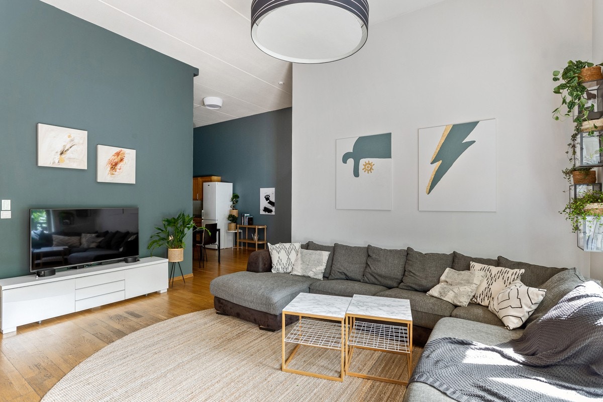 God og moderne standard med eikeparkett på gulv og glatte lysmalte overflater med skjult elektrisk anlegg. Galleribilde