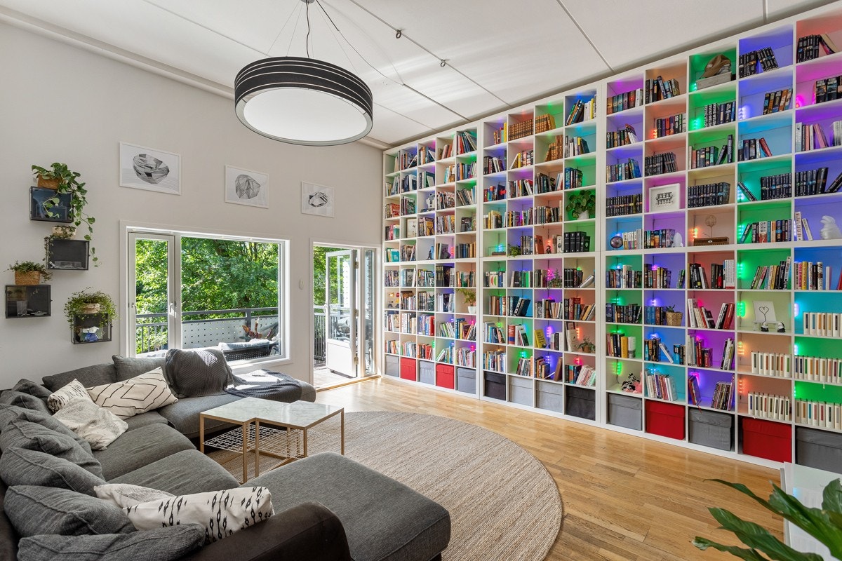 Lys og romslig stue med store vindusflater. Galleribilde