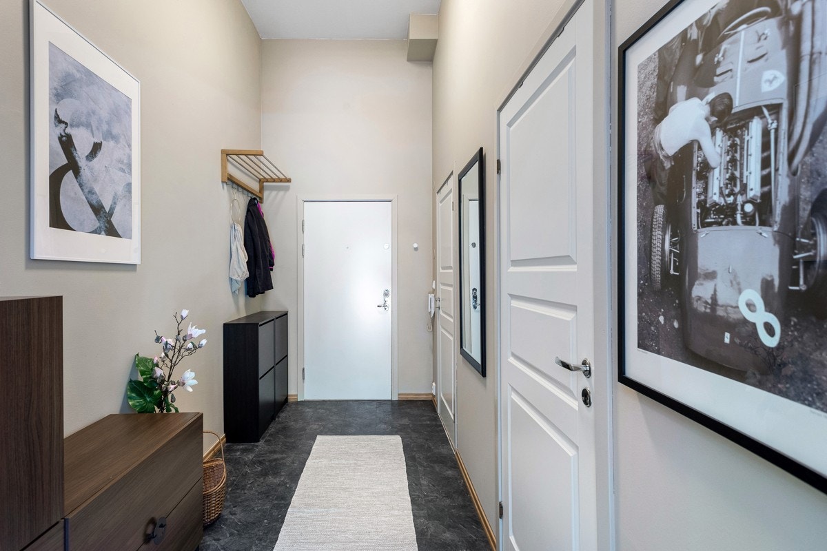 God plass til garderobeløsninger etter eget ønske og behov, samt tilgang til en svært praktisk innvendig bod på ca. 4m² med gode oppbevaringsmuligheter. Galleribilde