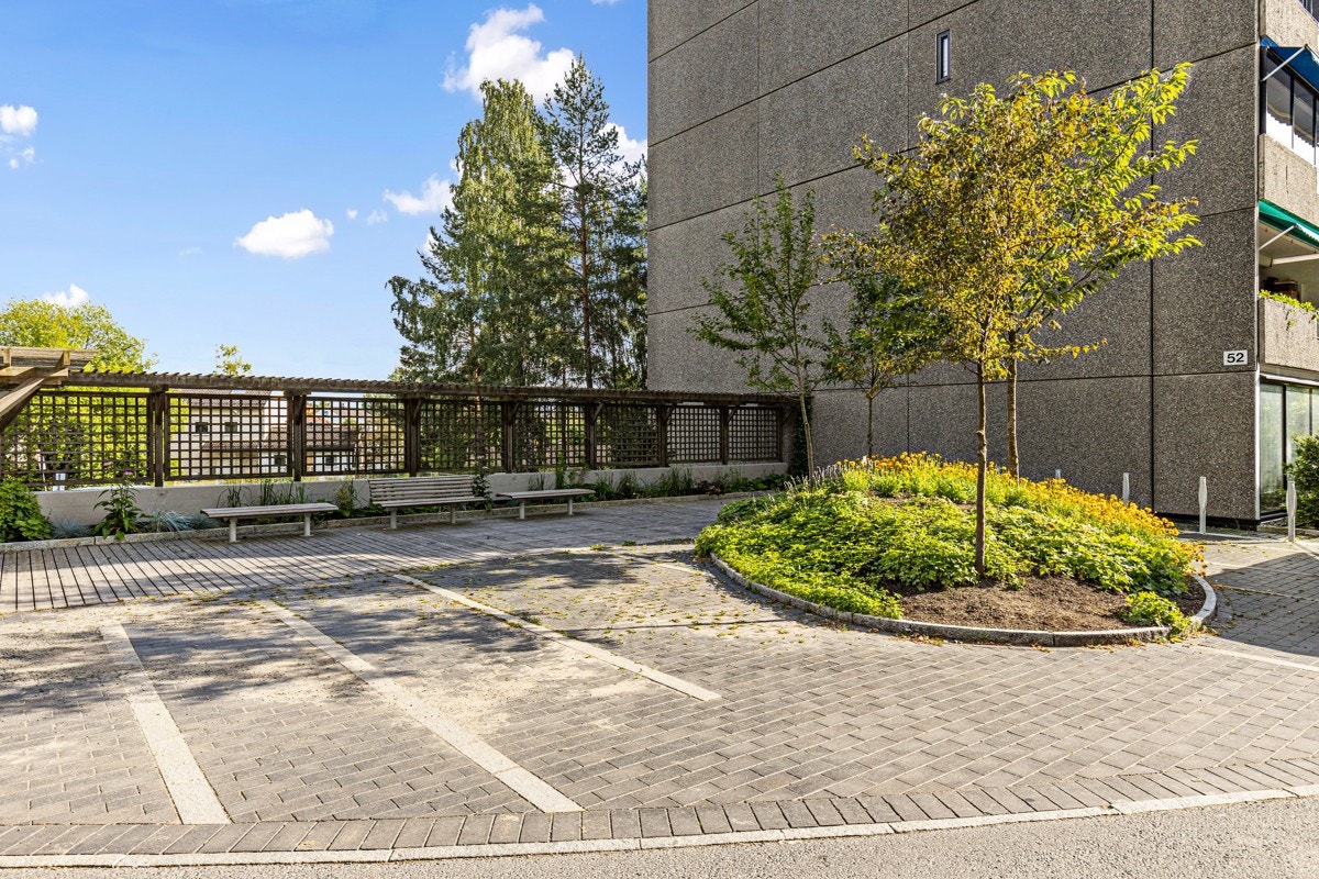 Tilnærmet bilfritt på borettslagets tomt. Flere fine sittegrupper og sosiale soner Galleribilde
