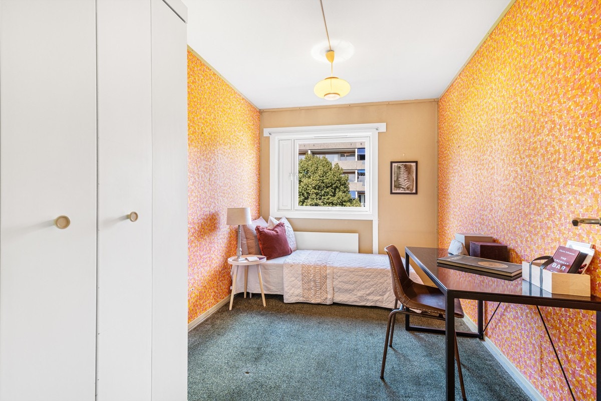 Soverom 2 med plass til seng og garderobeskap. Vinduer er skiftet i senere tid Galleribilde