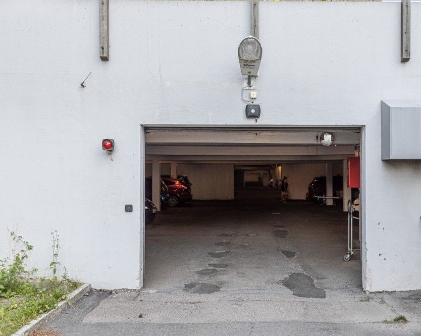 Innkjøring til underjordisk garasje. En kan gå fra biloppstillingsplassen og opp i leiligheten Galleribilde