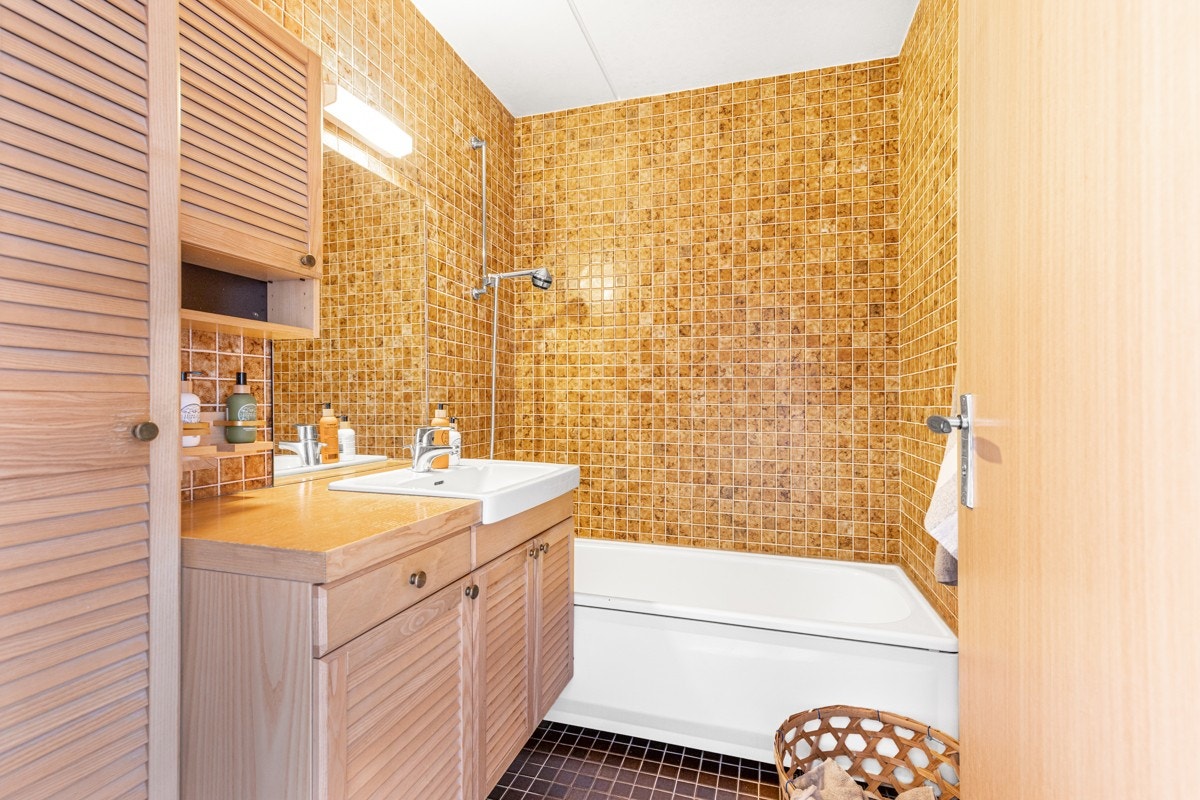 Baderommet er av eldre standard med badekar Galleribilde