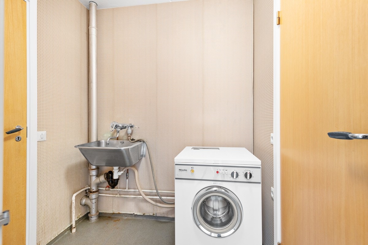 Vaskerom (uten gulvsluk). Muligheter for å slå sammen rommene til et stort bad og vaskerom Galleribilde