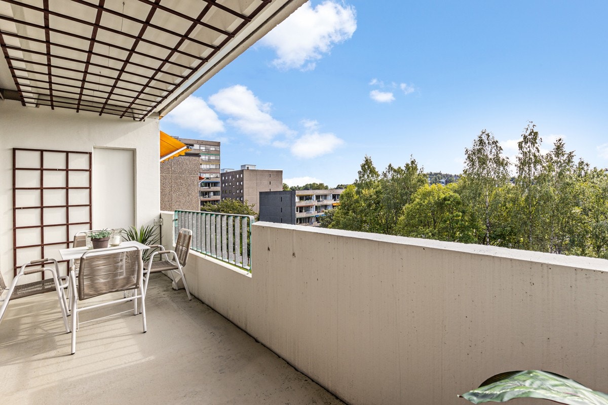 Balkong ligger usjenert til internt i borettslaget Galleribilde