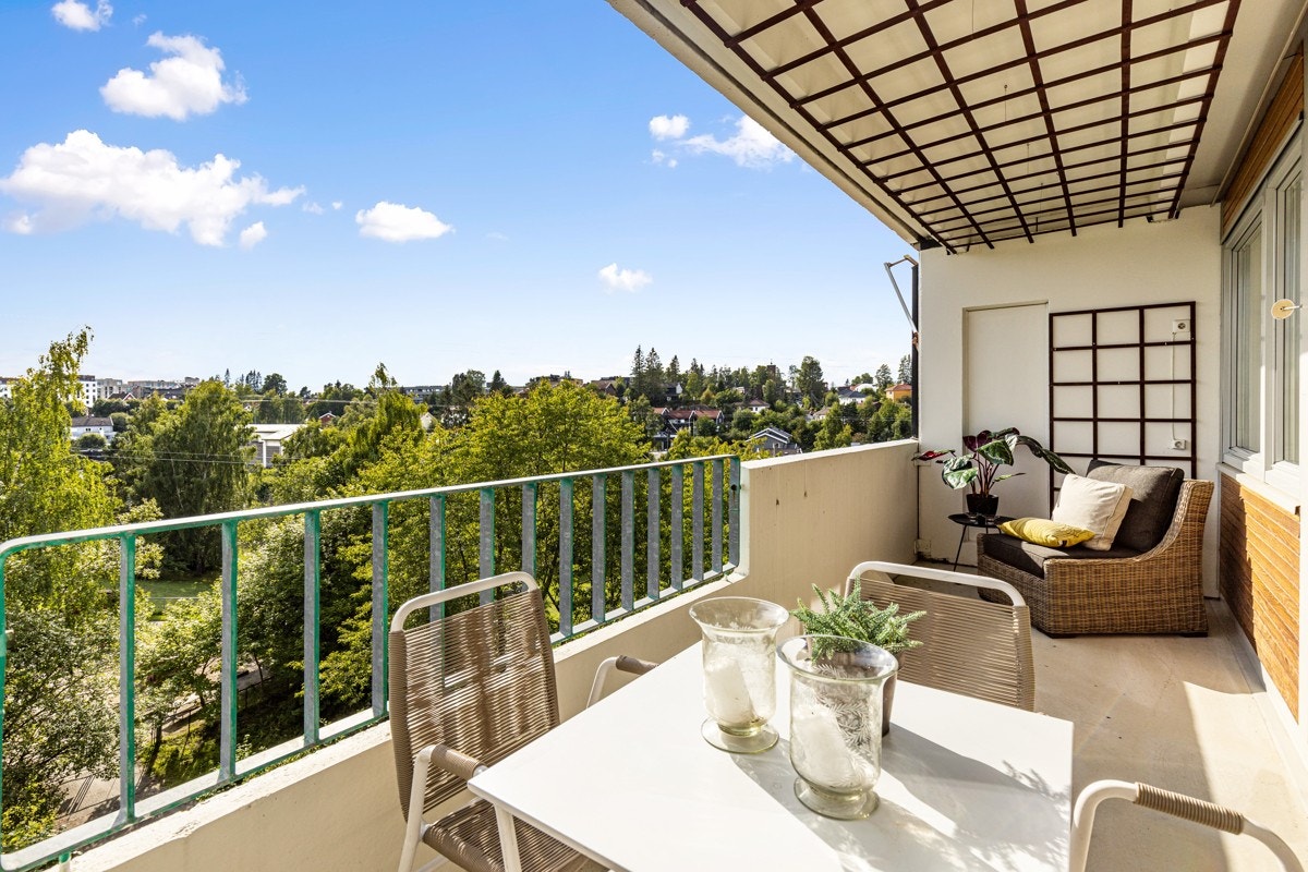 Balkongen er på ca 10 kvm og har meget gode solforhold Galleribilde