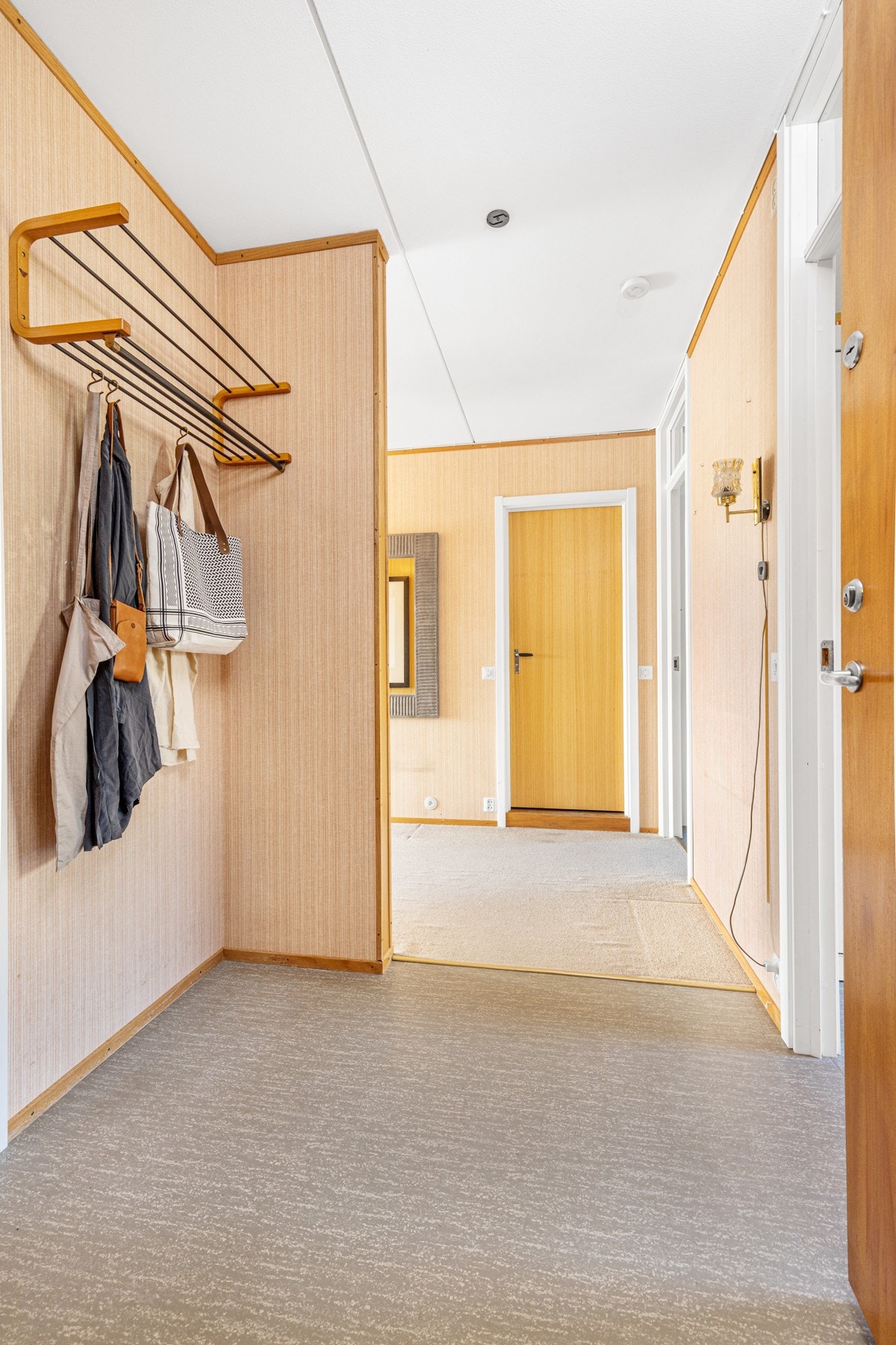 Entre med omkledningsrom - boligen holder i større grad original stand fra byggeår Galleribilde