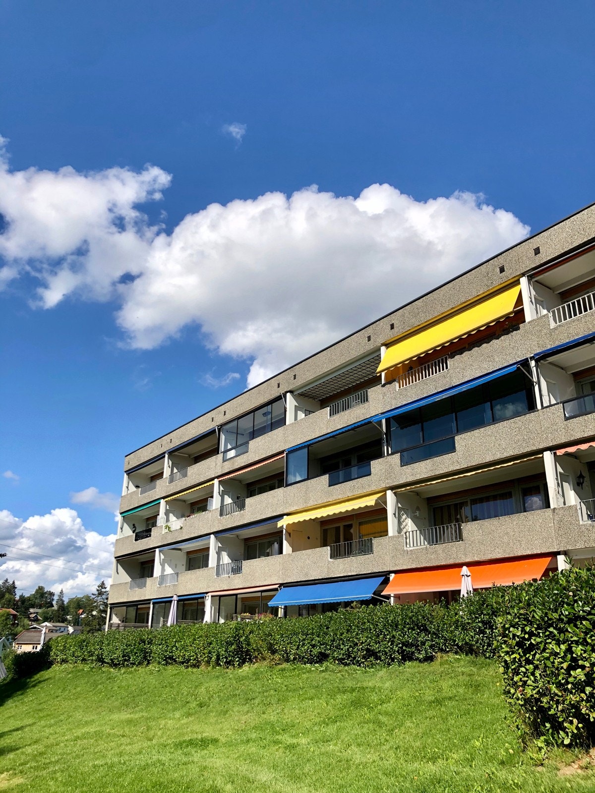 Leiligheten ligger til venstre for gul markise i 4.etasje Galleribilde