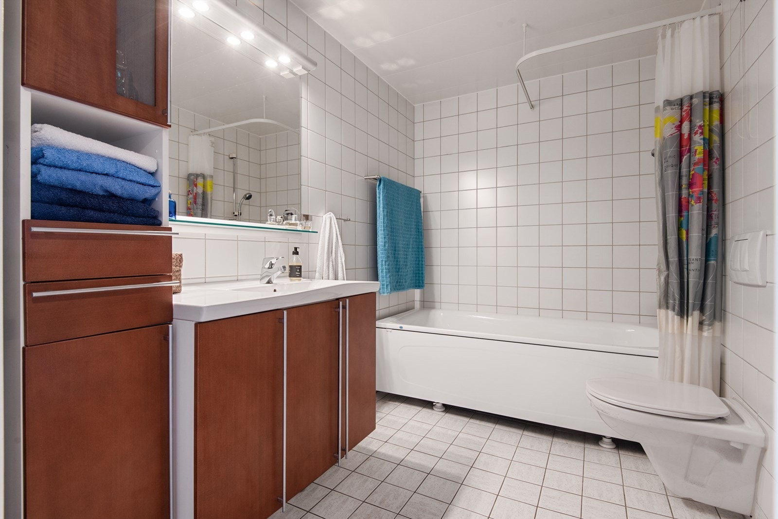 Det er fliser under badekar, så det er gode muligheter for å etablere et dushjørne her, dersom det er ønskelig. Galleribilde