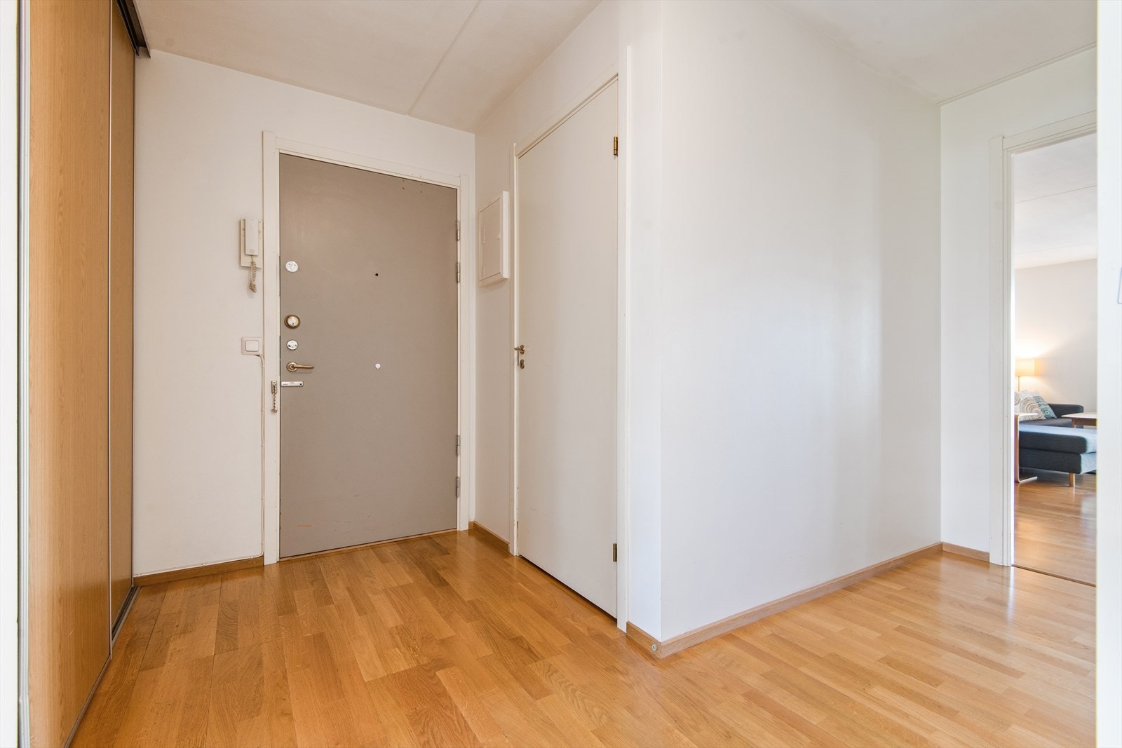 Romslig entré. Entreen har porttelefon, og yttertøy og sko kan enkelt ryddes bort i en skyvedørsgarderobe eller bod i direkte tilknytning. Galleribilde