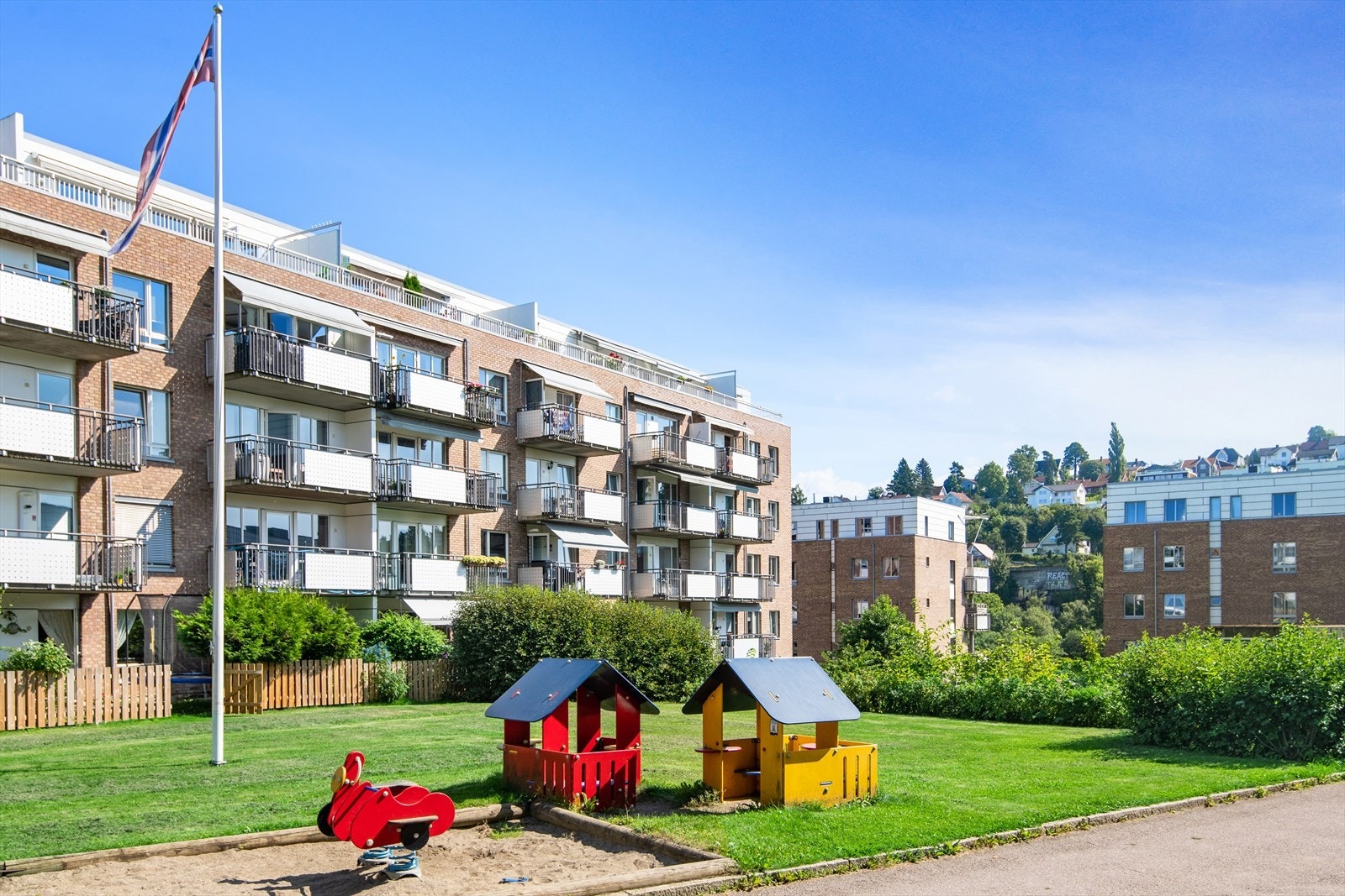 Det er etablert lekeplass og sandkasse, til glede for de yngste beboerne. Galleribilde