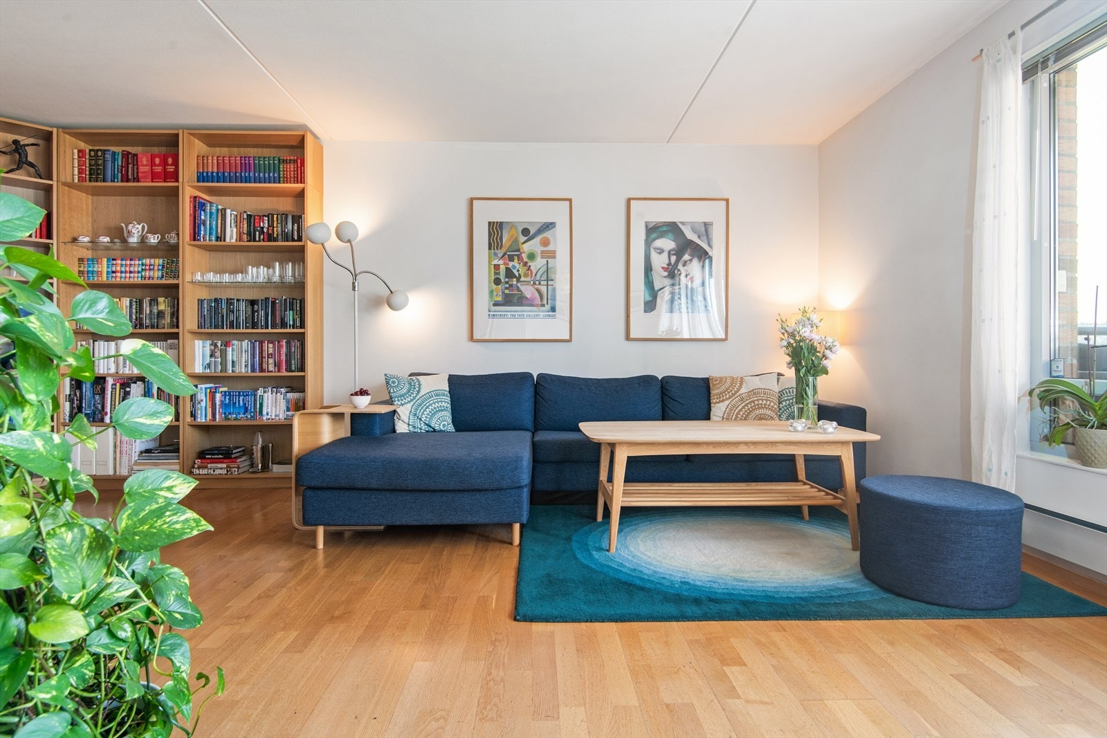 Den gode planløsningen gjør det enkelt å innrede etter egne ønsker og behov. Det er god plass til sofaløsning med tilhørende møblement. Galleribilde