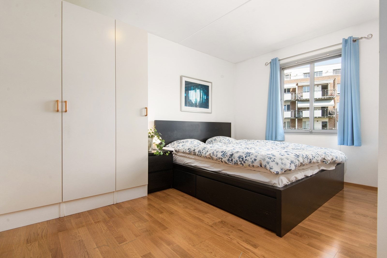 Hovedsoverommet er ekstra stort og har god plass til stor dobbeltseng, nattbord på hver side i tillegg til annet ønskelig møblement. Galleribilde