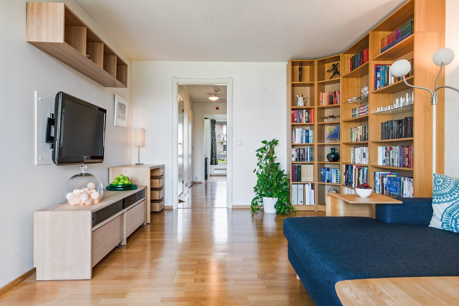 Stuen har har trestavs parkettgulv og lysmalte vegger, så det er enkelt å sette sin egen personlige stil på rommet. Galleribilde