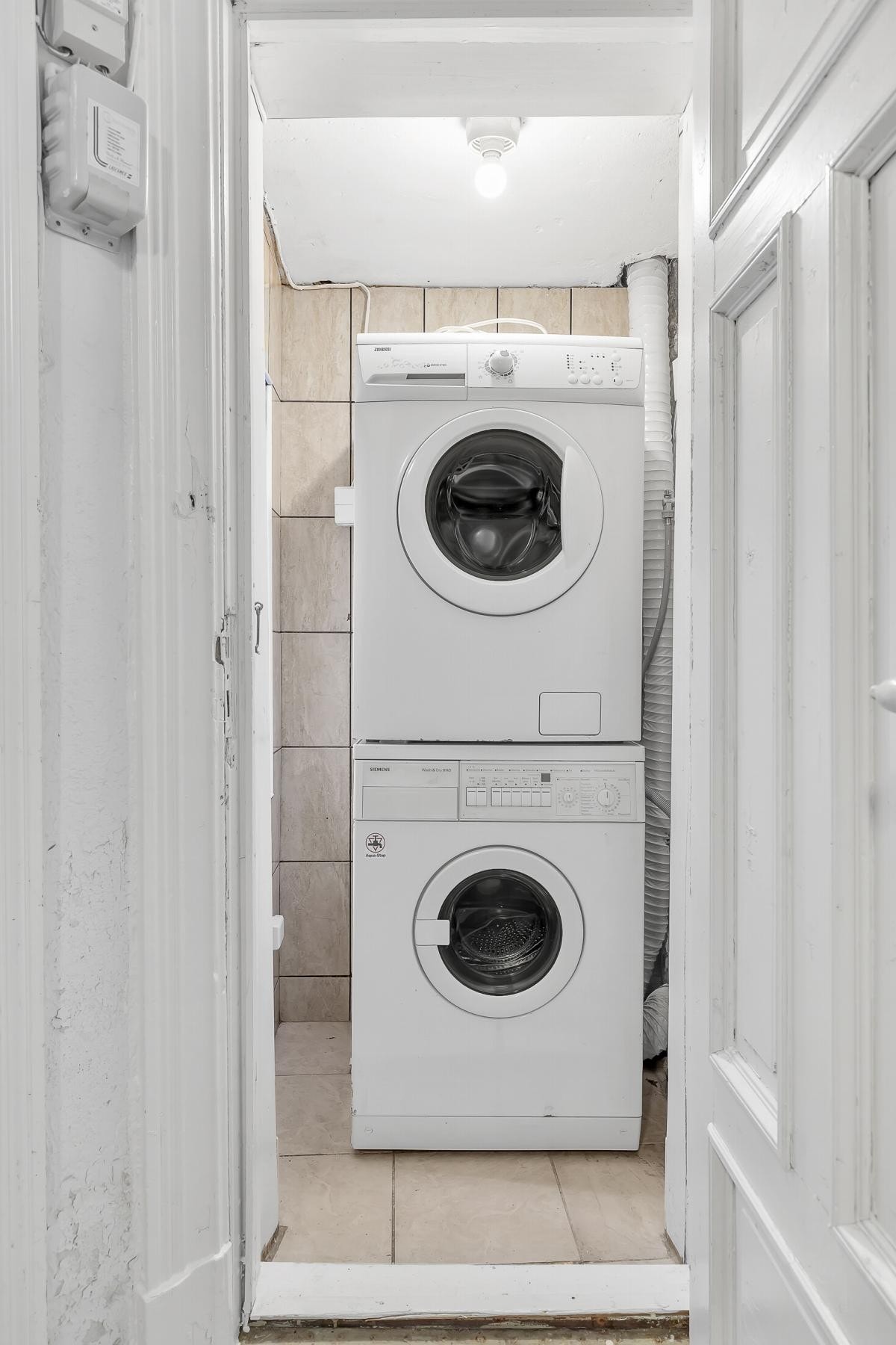 Leiligheten disponerer en bod som fungerer som vaskerom i oppgangen Galleribilde