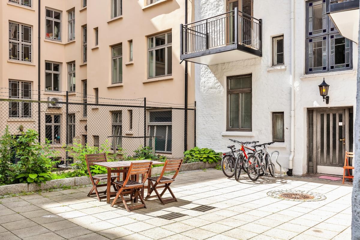 Bakgård Galleribilde