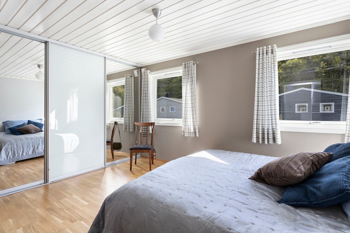 Soverom 1 - Stort soverom med skyvedørsgarderobe og god plass til seng. Galleribilde