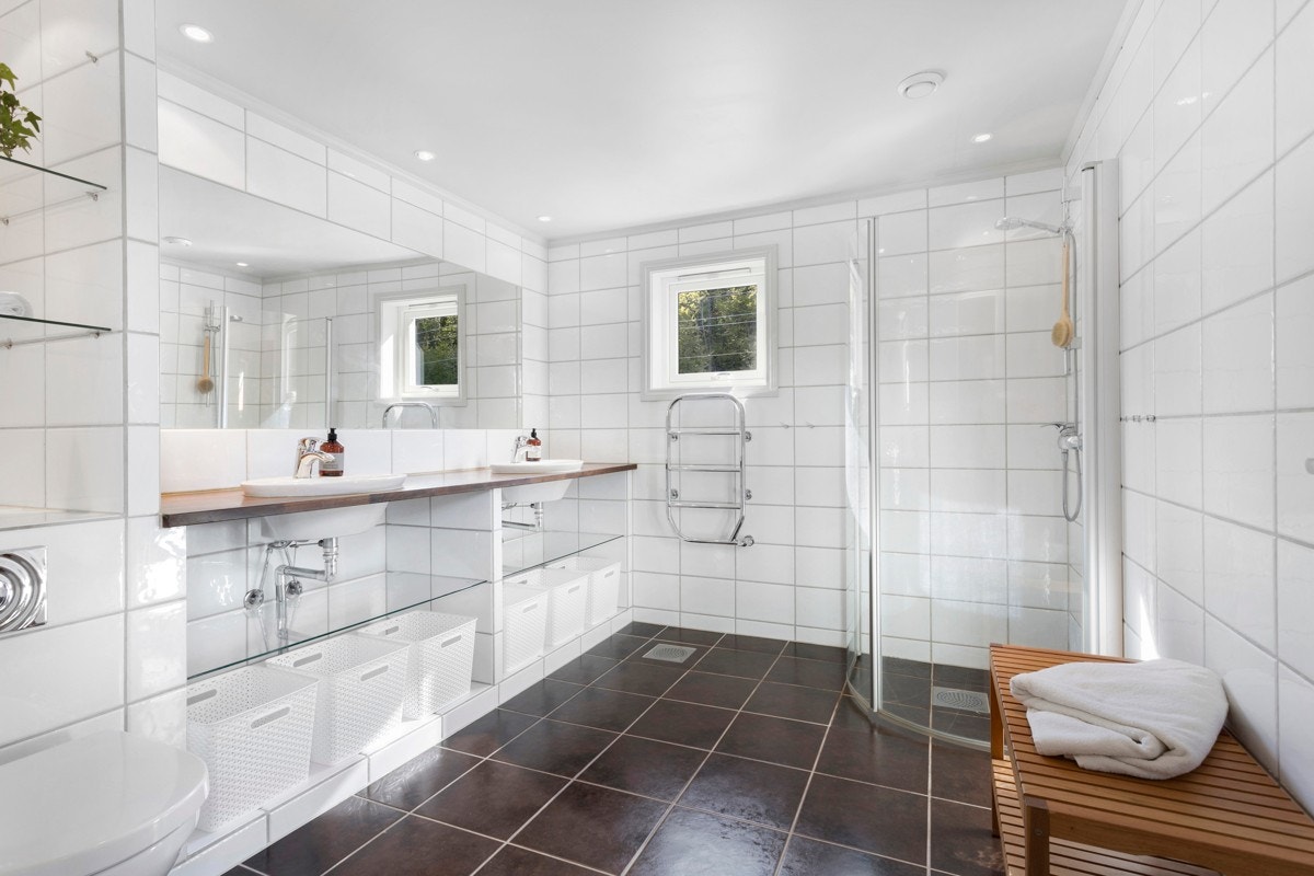 Bad 2. etg - Moderne og pent bad med gulvvarme, downlights, dobbel servant, stort speil og dusj med skyvedører. Galleribilde