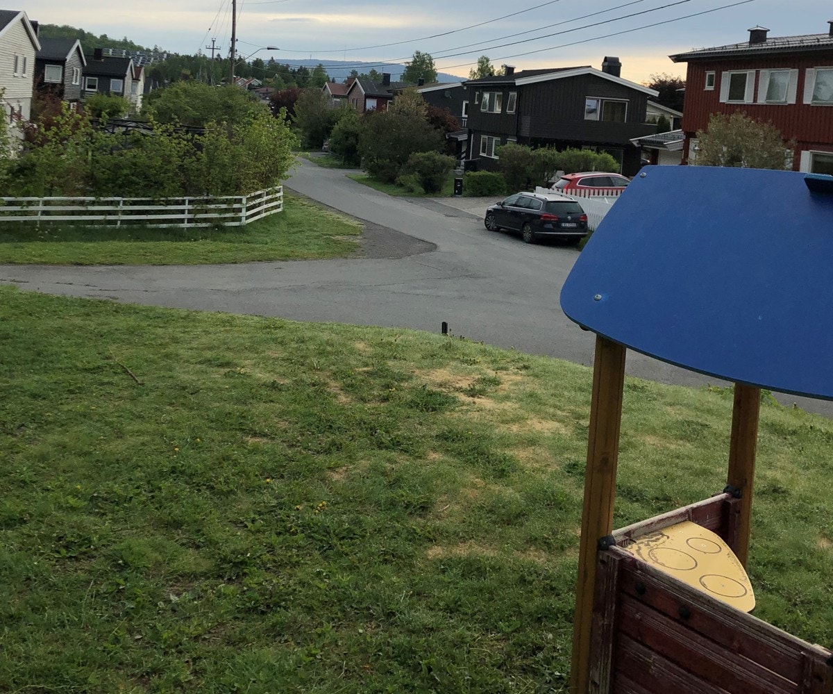 Nærmeste lekeplass ligger ikke langt fra Åsterudsletta 92 (tredje hus til høyre). Galleribilde