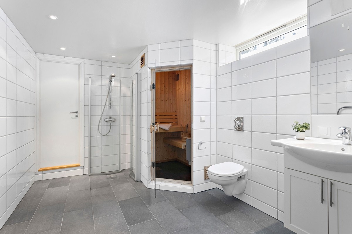 Badet er pent innredet og har badstue. Galleribilde