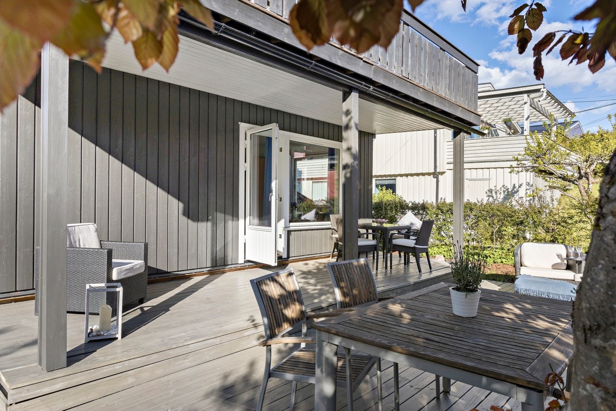 Terrasseplattingen ligger i fin tilknytning til spisestuen og kjøkkenet og gir flere gode alternative plasser til familien. Galleribilde
