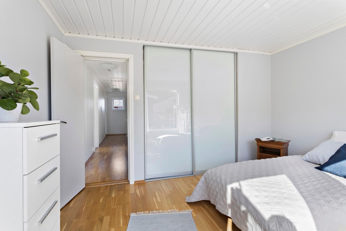 Soverom 2 - Med praktisk skyvedørsgarderobe. Galleribilde