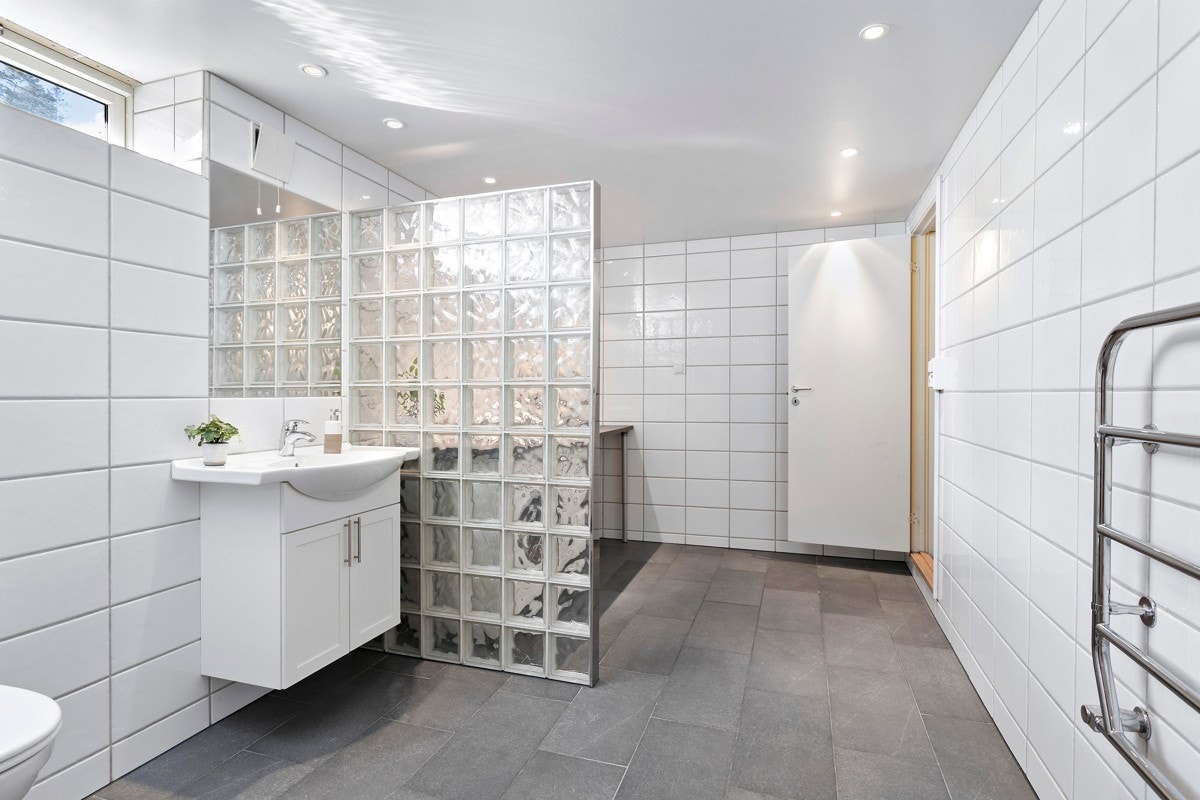 Bad kjeller - Stilrent og moderne bad med opplegg for vaskemaskin og tørketrommel. Galleribilde