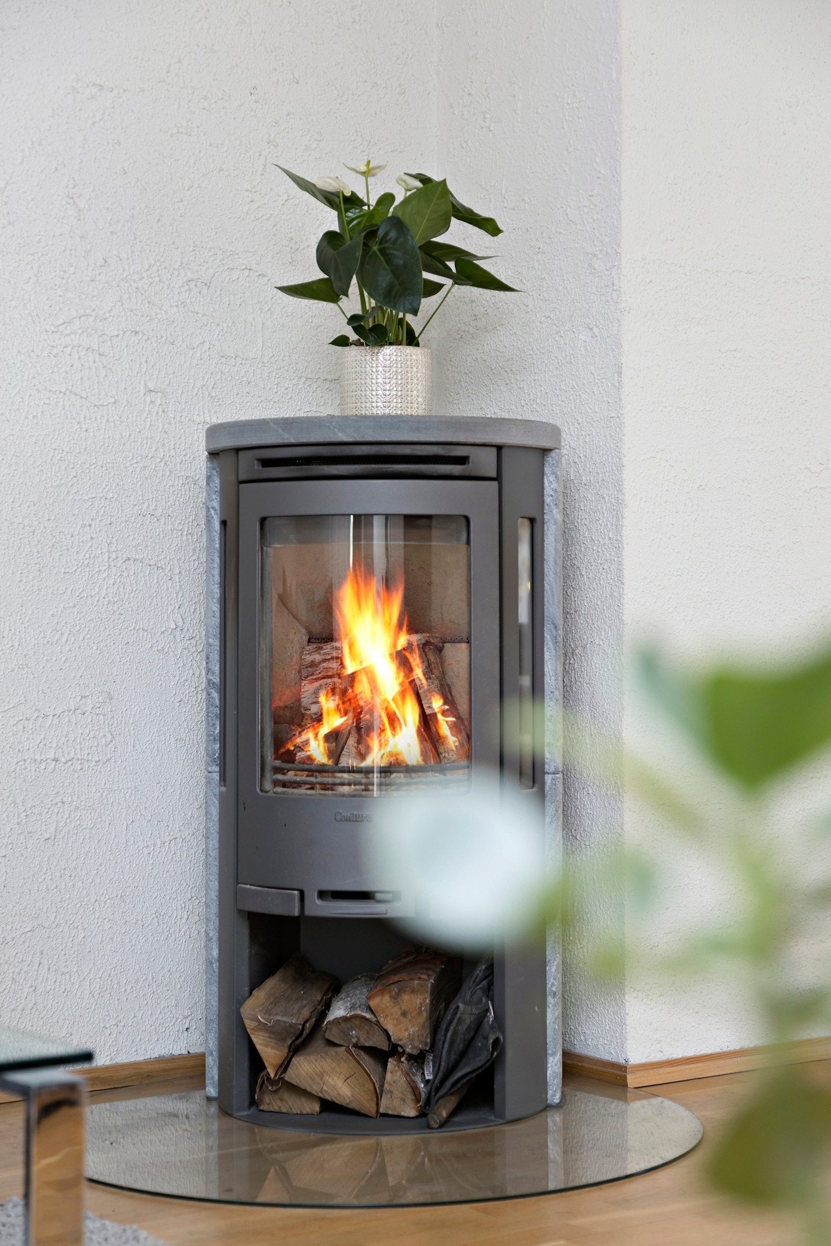 En moderne klebersteinspeis avgir godt med varme og skaper en hyggelig atmosfære. Galleribilde
